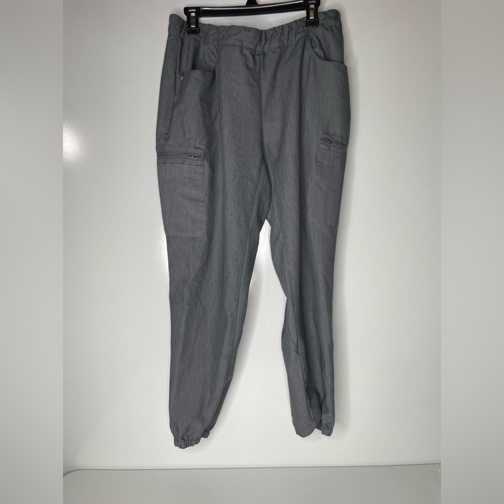 Figs Women's Lima Cargo 12 Pocket Jogger Pant Scrubs Size Extra Large graphite.